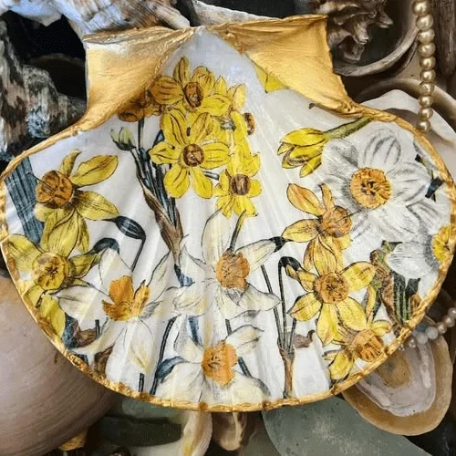 Retro shell with daffodils